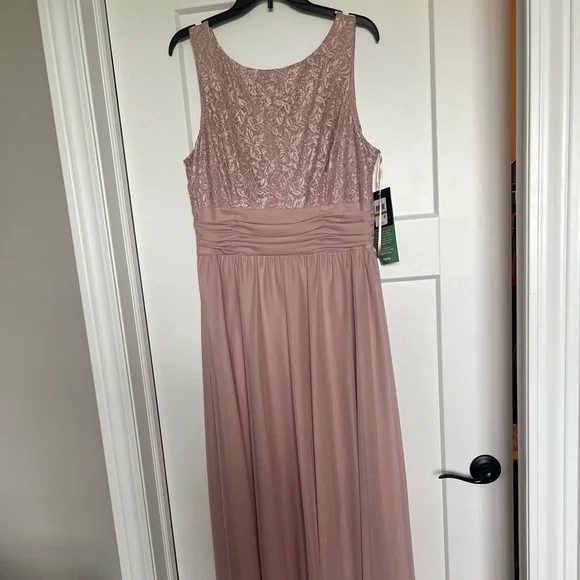 NWT Beautiful pink mother of bride or groom gown. Size 14 . - Picture 2 of 2